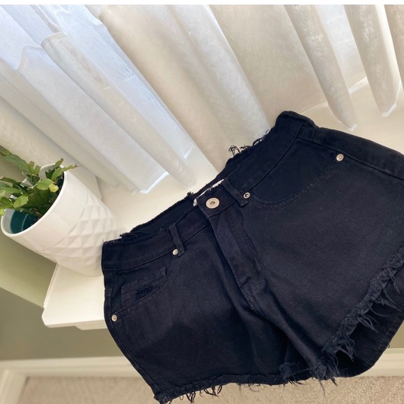 BLACK DISTRESSED DENIM SHORTS - Picture 3 of 4